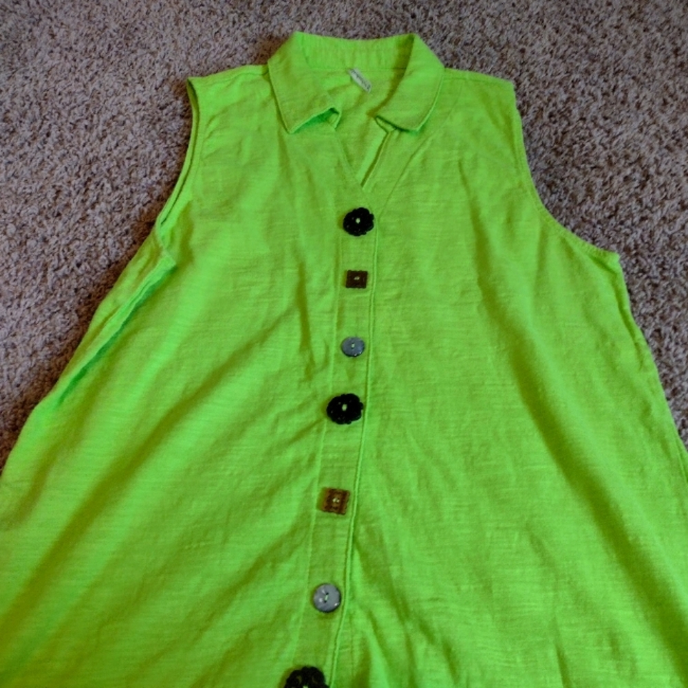 Passport Sleeveless Button up Blouse with different type buttons size Large